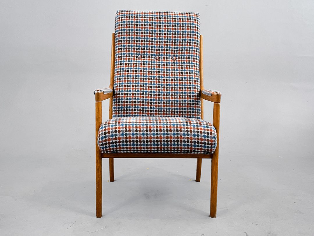 Foto Danish Polka Dot Patterned Stolefabrik Upholstered Armchair