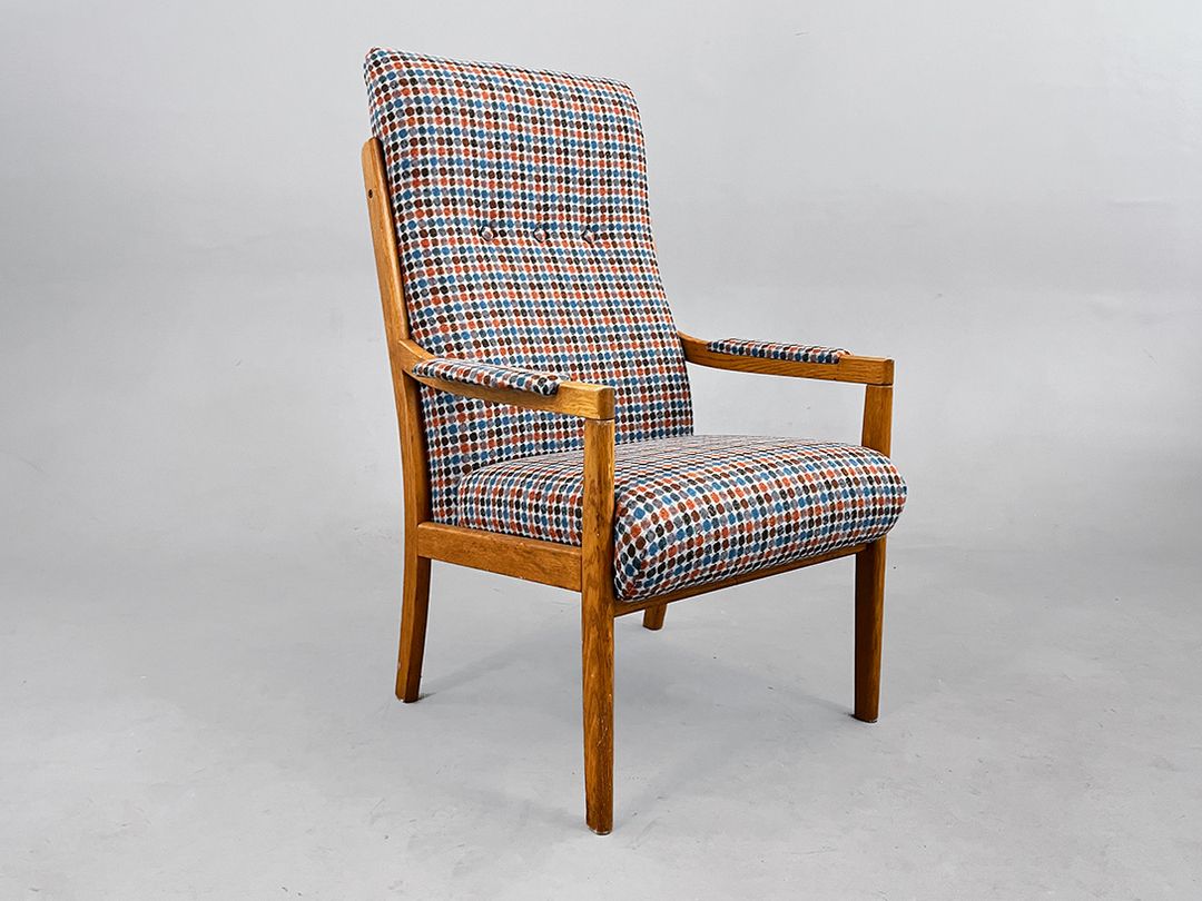 Foto Danish Polka Dot Patterned Stolefabrik Upholstered Armchair