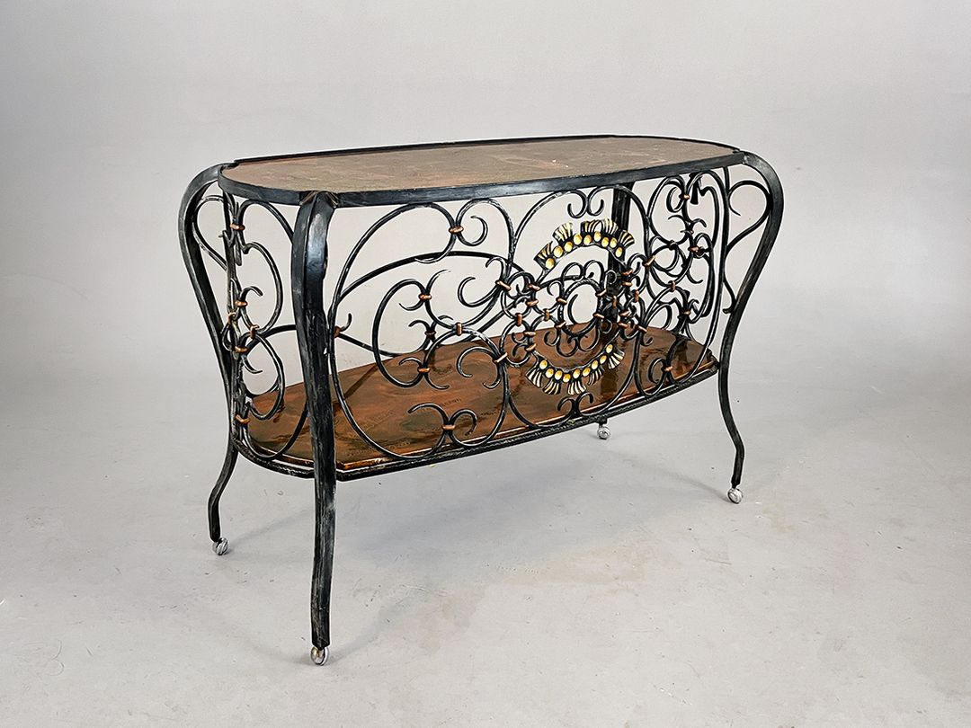 Foto Brassy Selfmade German Home Bar with Various Synonyms for &#8220;Cheers!&#8221;