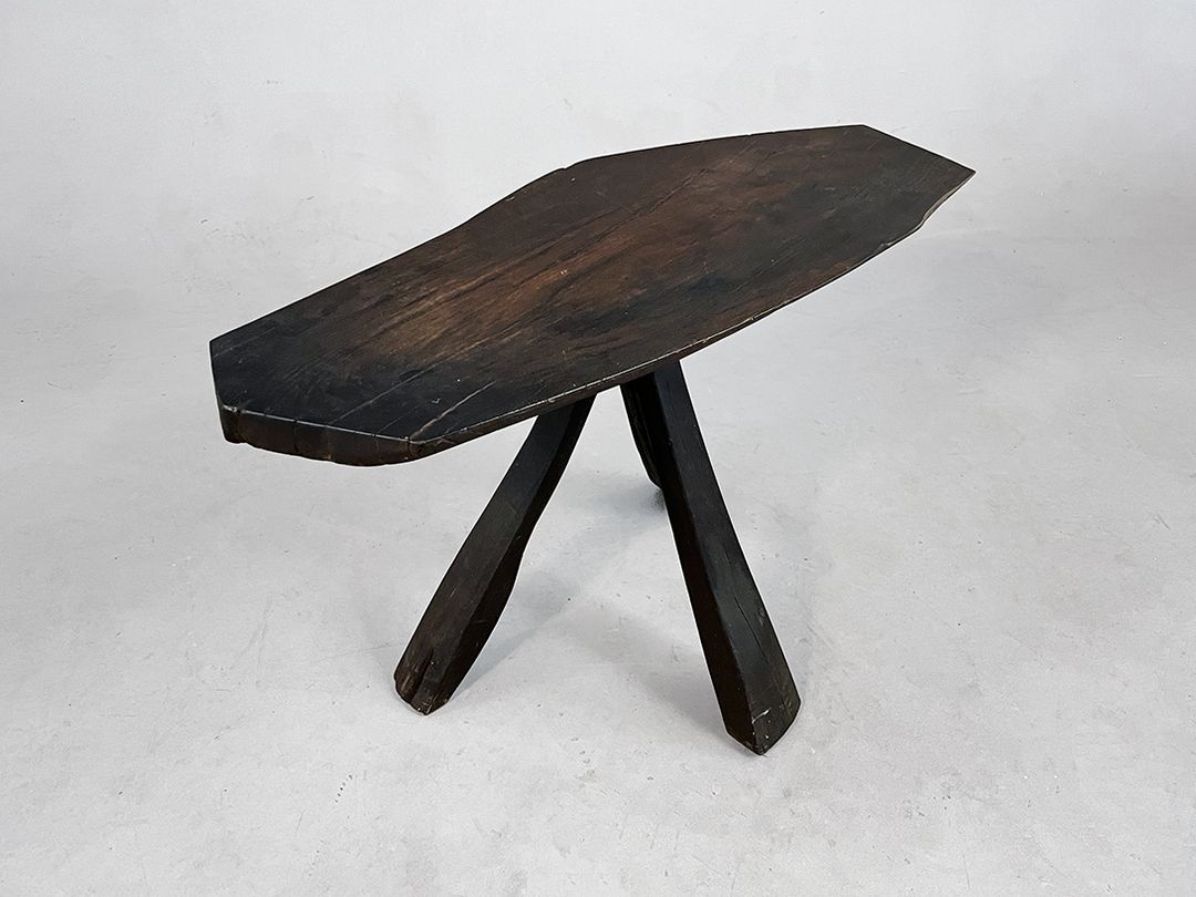 Foto Unusual Rustic Wooden Table on 3 Legs h52