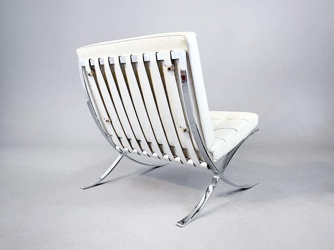 Foto Cream White Leather Upholstered Barcelona Chair