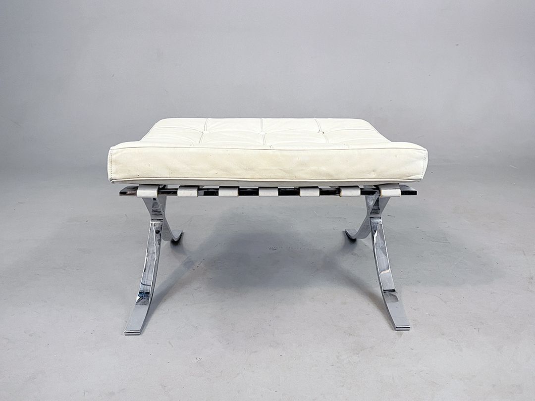 Foto Cream White Leather Upholstered Barcelona Ottomane