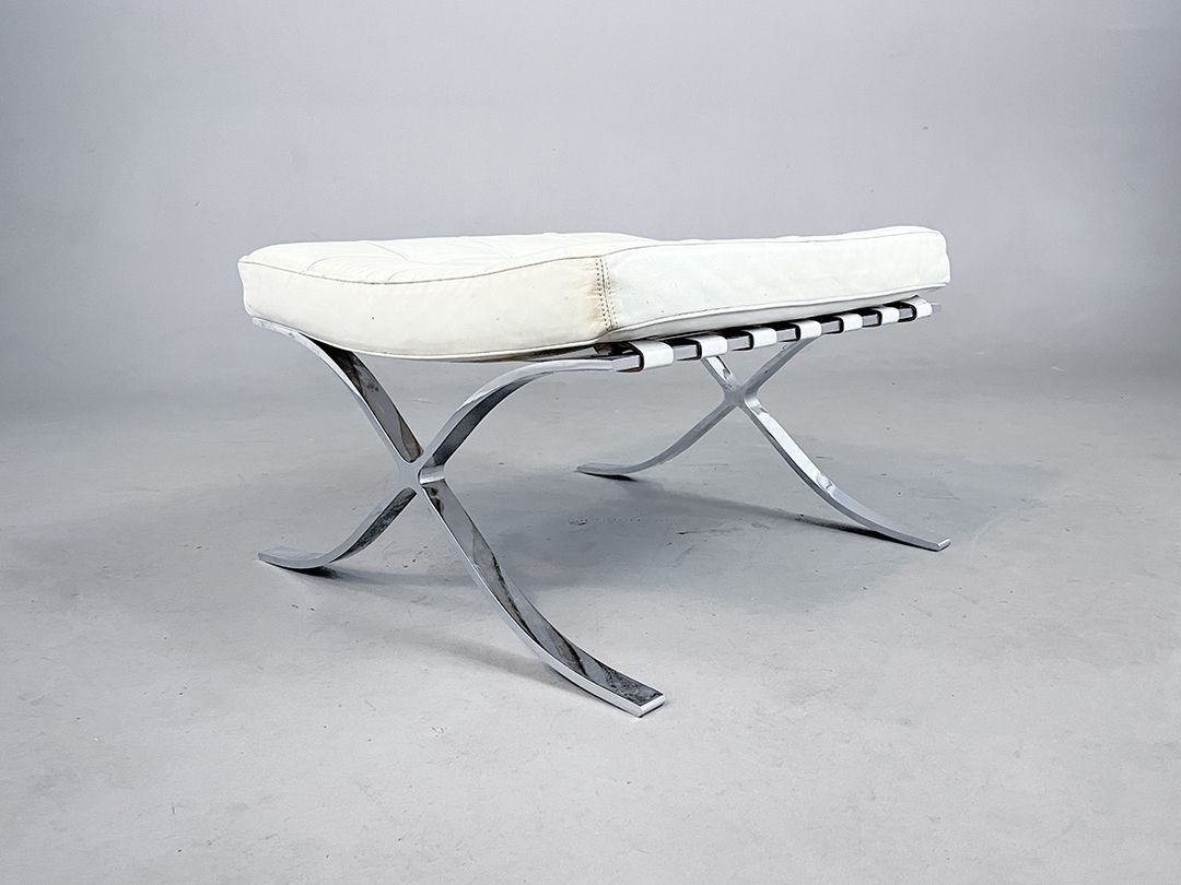 Foto Cream White Leather Upholstered Barcelona Ottomane