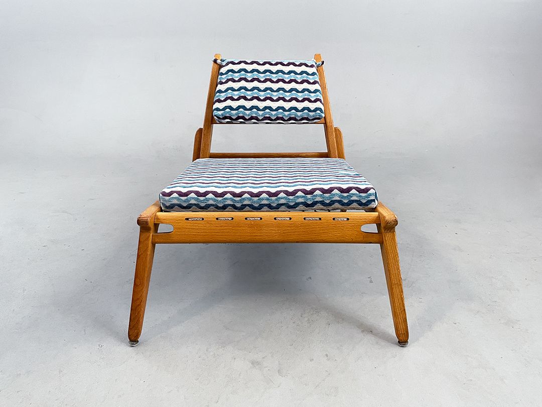 Foto Hunting Armchair Hellerau GDR with Colorful Wavy Lines Pattern