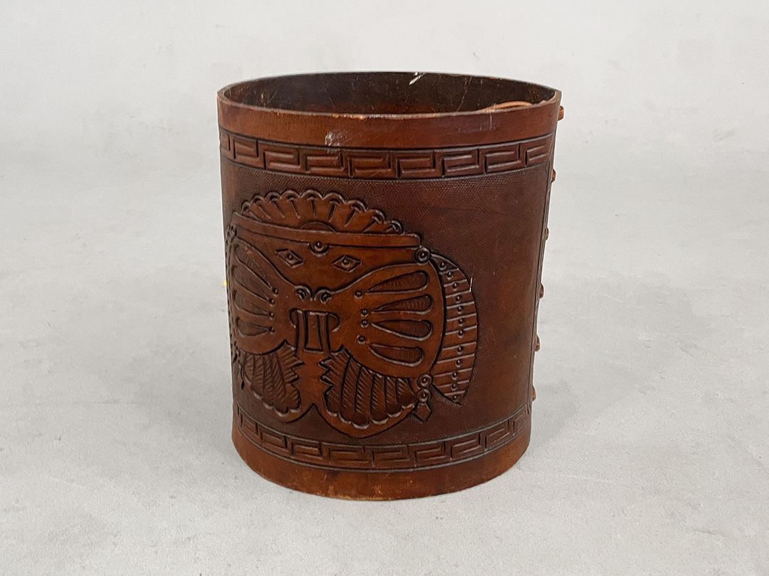 Foto Leather Basket With Impressive Animal Carving h28