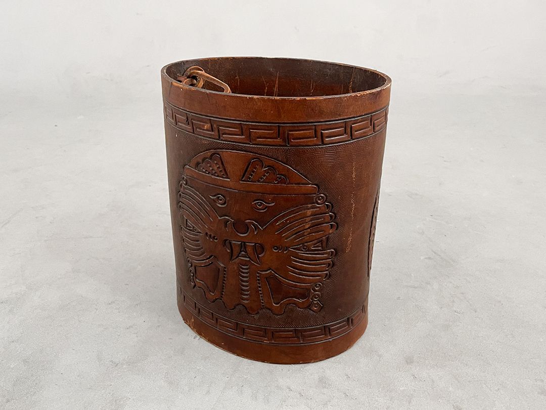 Foto Leather Basket With Impressive Animal Carving h28