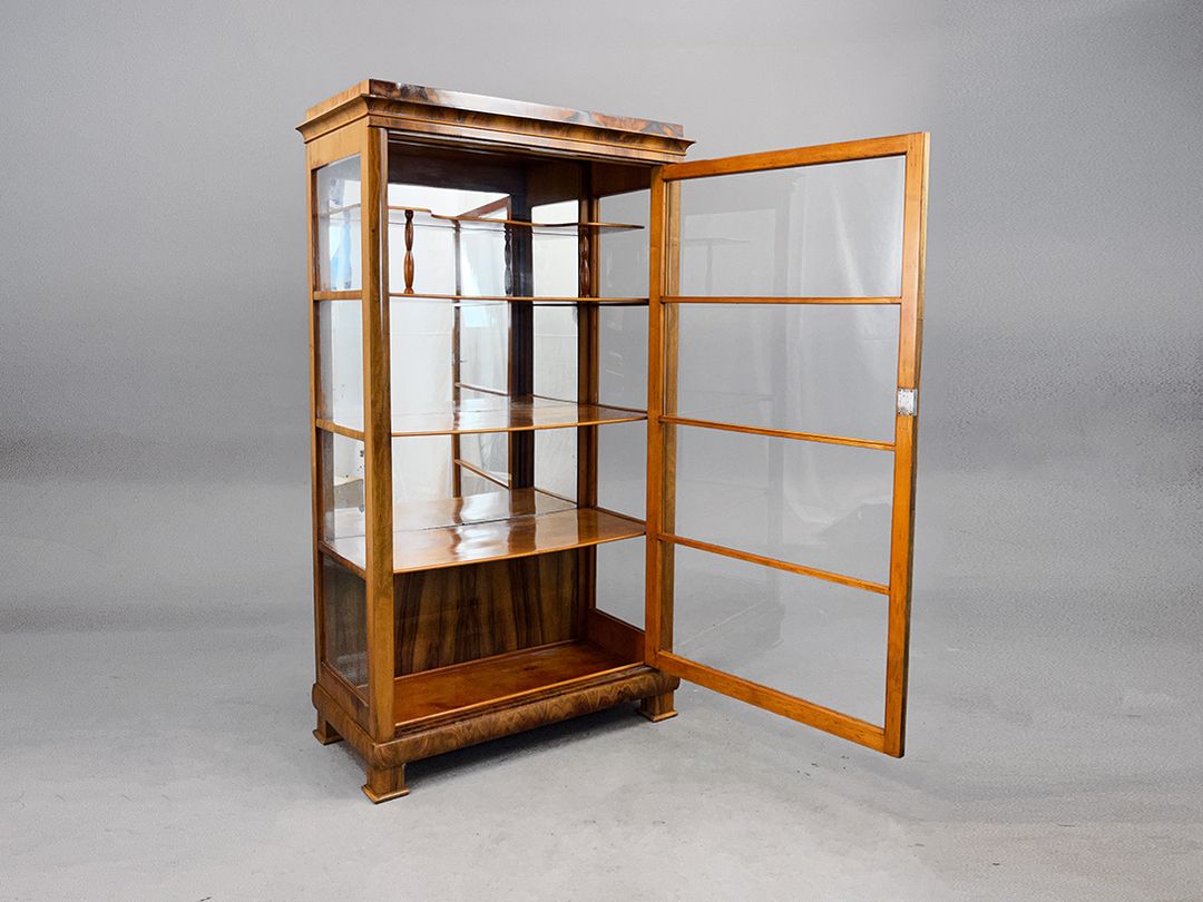 Foto Nutwood Biedermeier Showcase Cabinet, 1830s