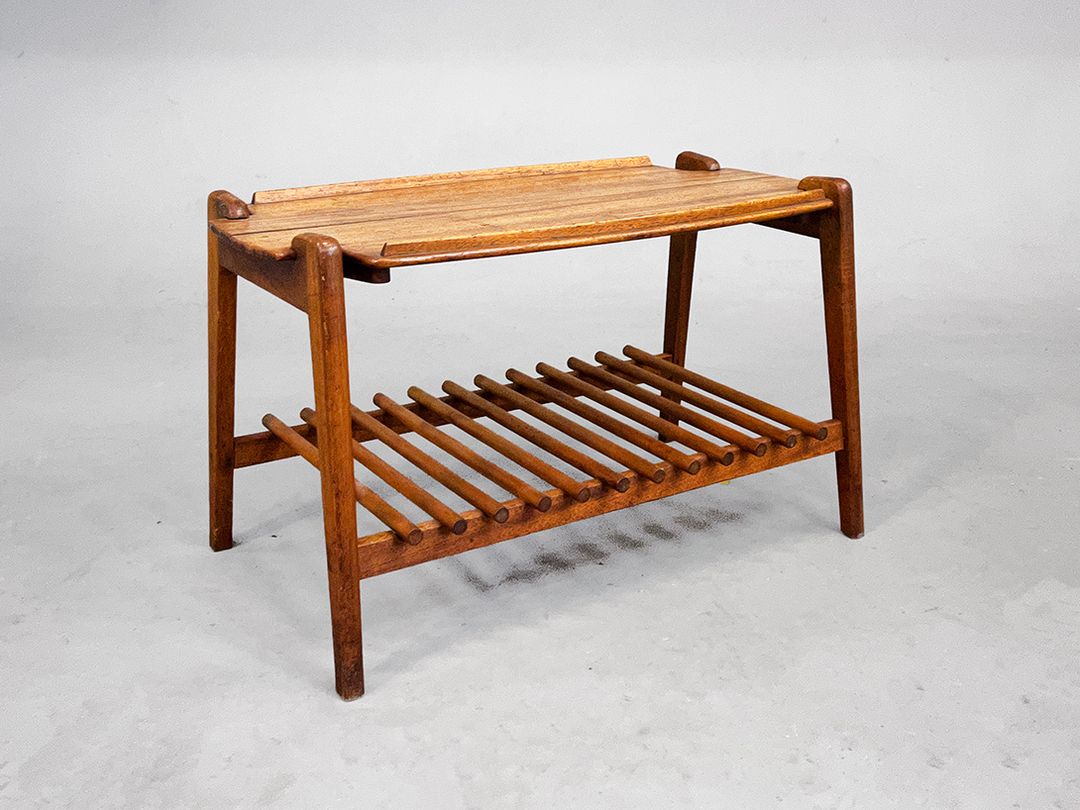 Foto Mid-Century Wooden Coffee Table with Newspaper Rack h40