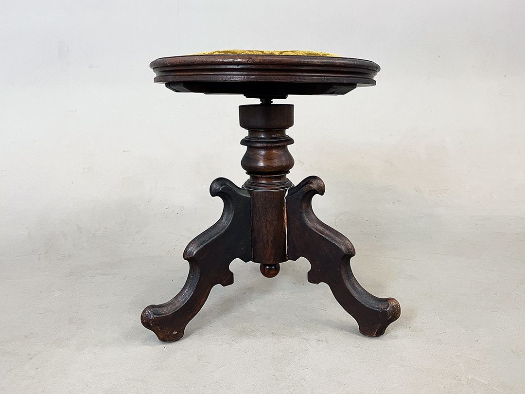 Foto Antique Victorian Swivel Piano Stool with Golden Leaf Embroidery Pattern