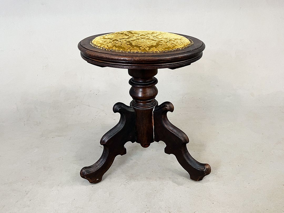 Foto Antique Victorian Swivel Piano Stool with Golden Leaf Embroidery Pattern