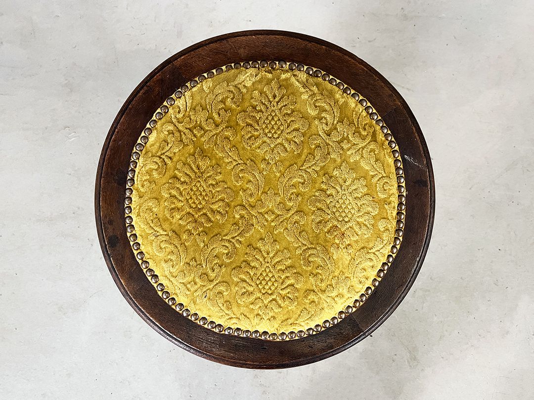 Foto Antique Victorian Swivel Piano Stool with Golden Leaf Embroidery Pattern