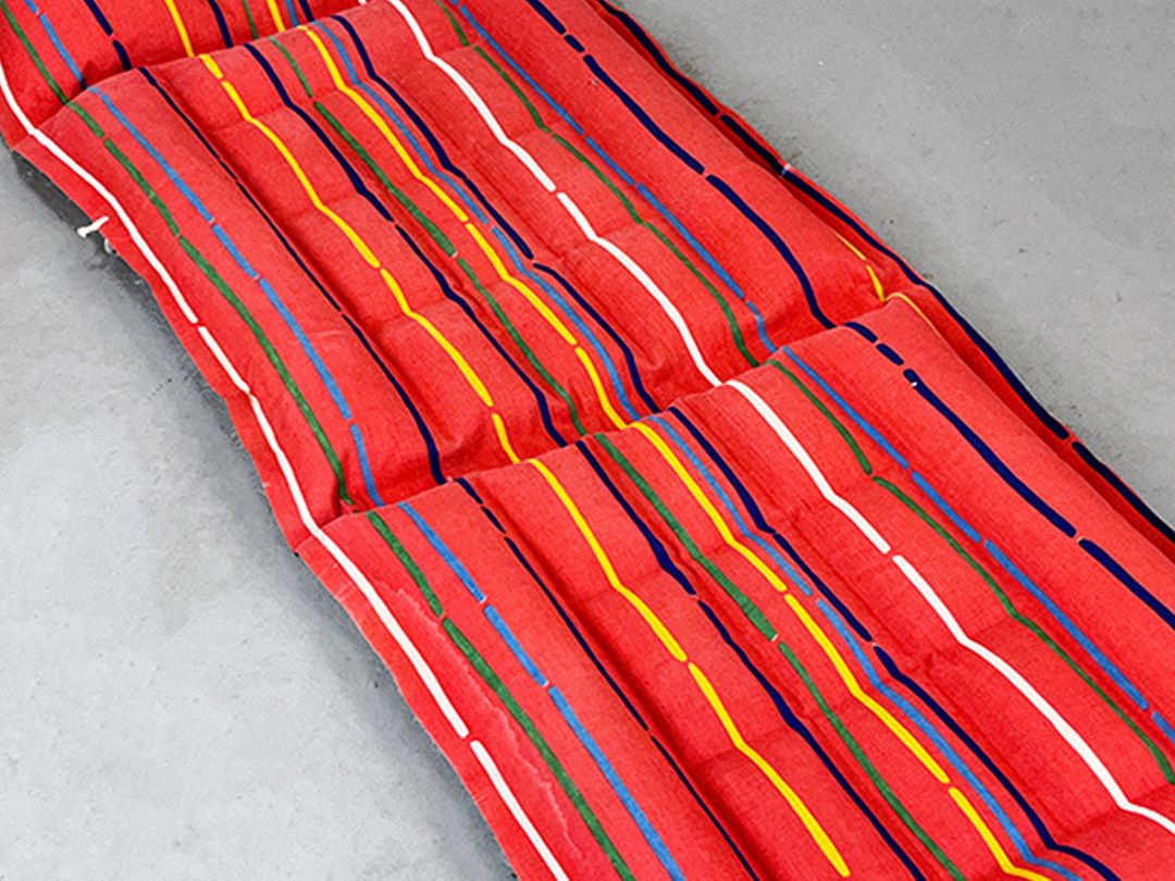 Foto Red Hungarian Air Mattress with Colorful Stripes L196