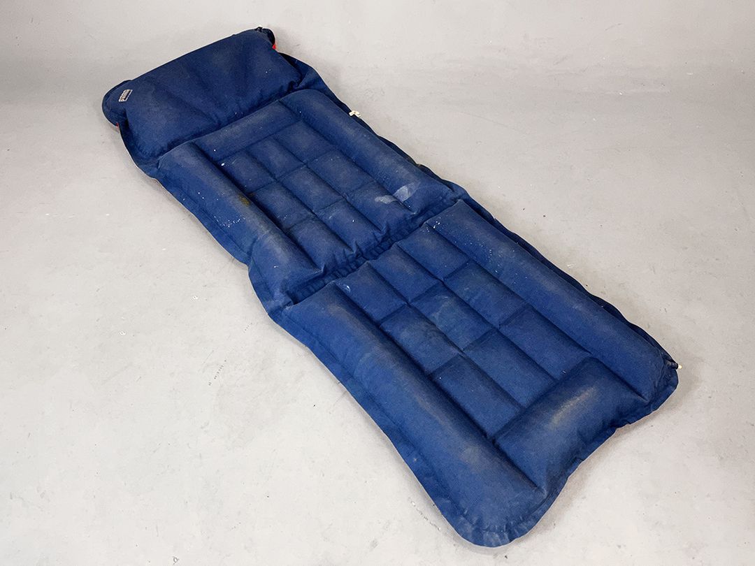 Foto Red Hungarian Air Mattress with Colorful Stripes L196