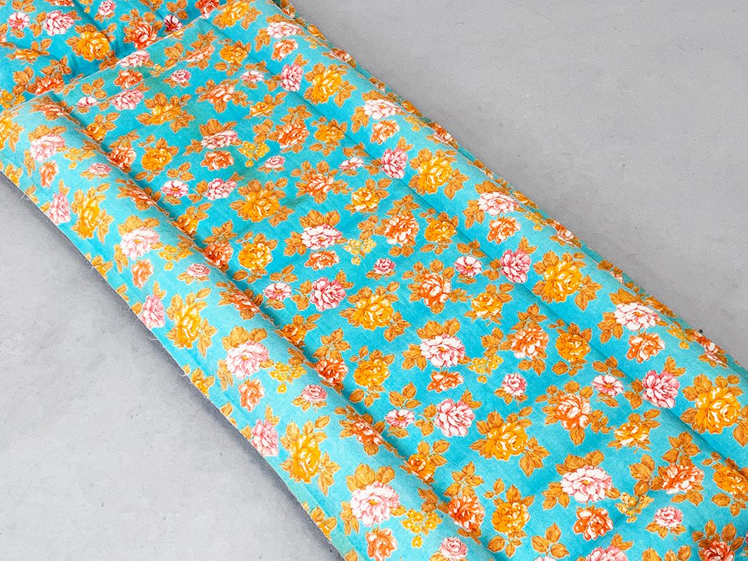 Foto Sky Blue Air Mattress with Orange and Pink Flower Pattern