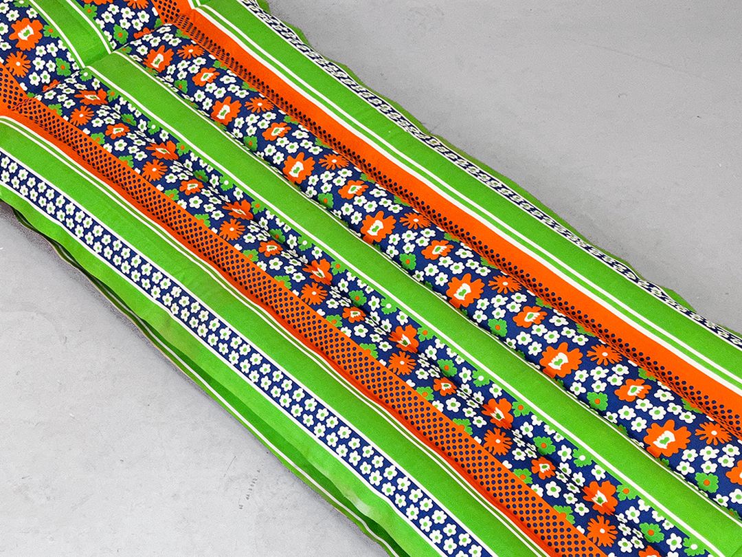 Foto Sweet Green and Red Air Mattress with Diverse Flower Pattern