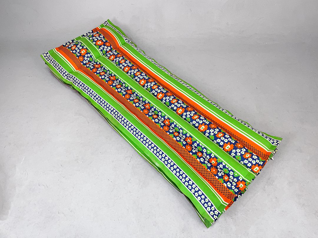 Foto Sweet Green and Red Air Mattress with Diverse Flower Pattern