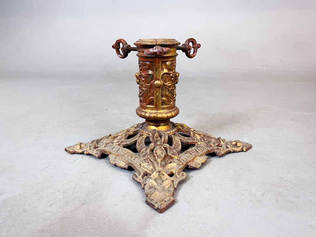 Foto Antique German Red Golden Christmas Tree Stand