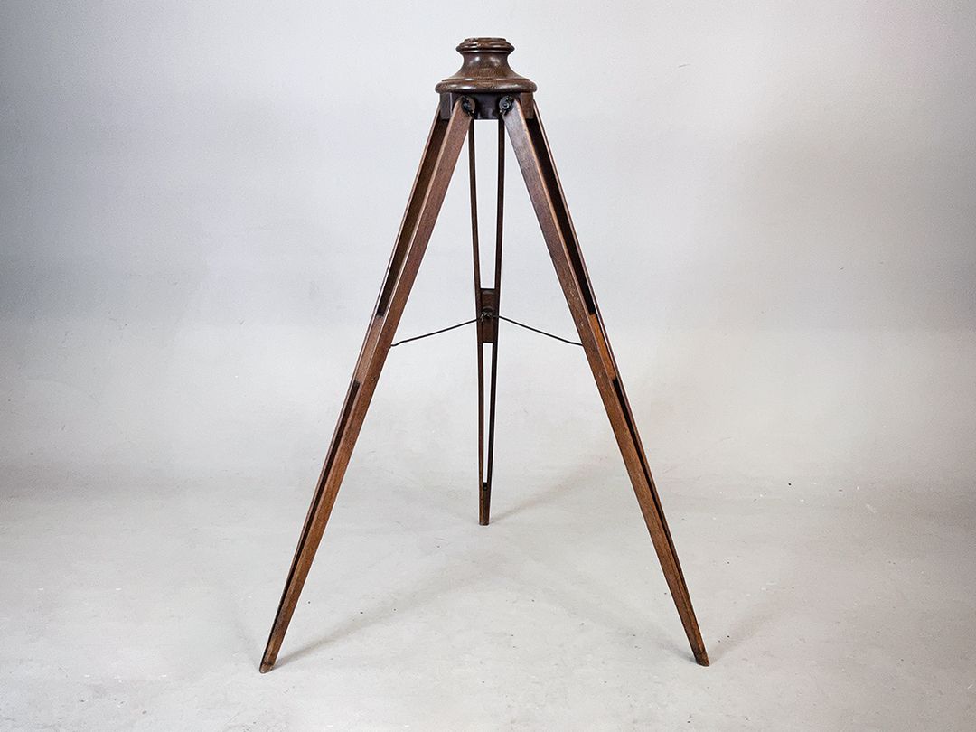 Foto Vintage Decorative Industrial Wooden Tripod Stand 1958 h130