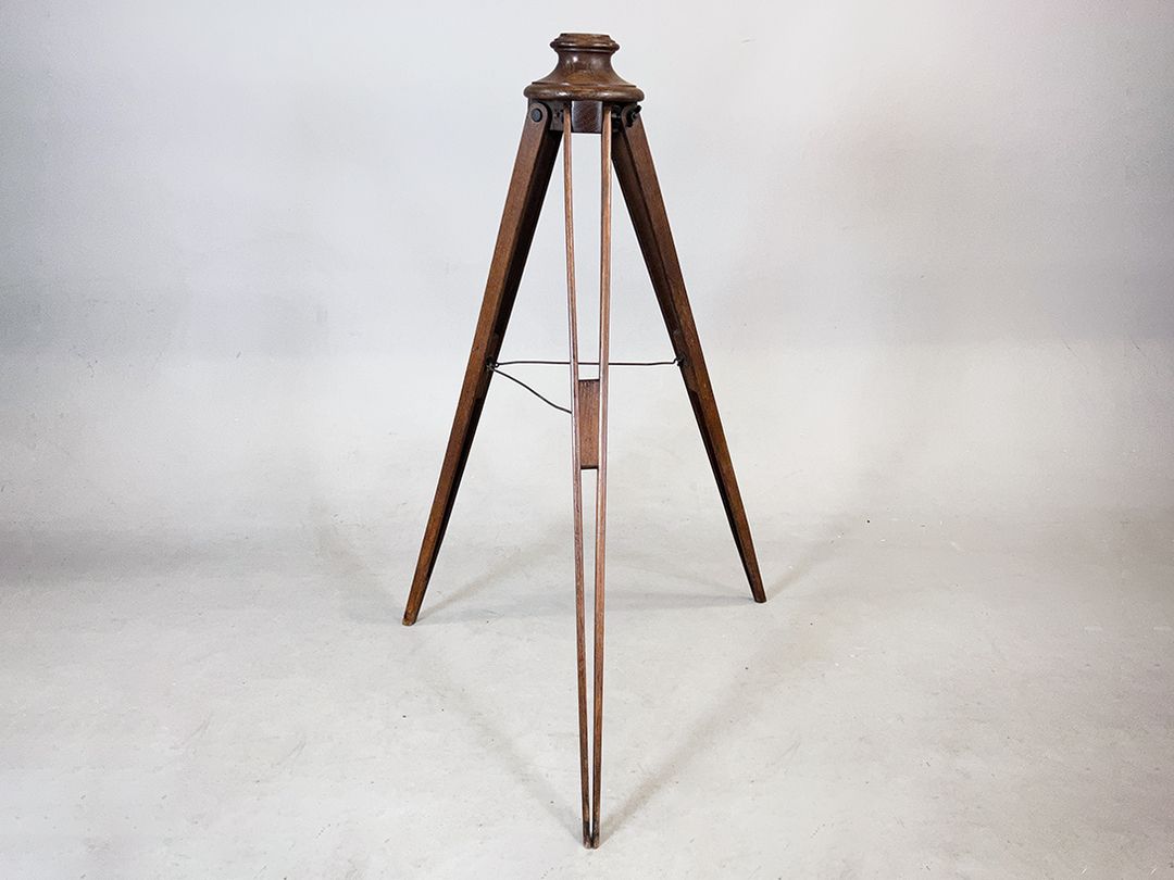 Foto Vintage Decorative Industrial Wooden Tripod Stand 1958 h130
