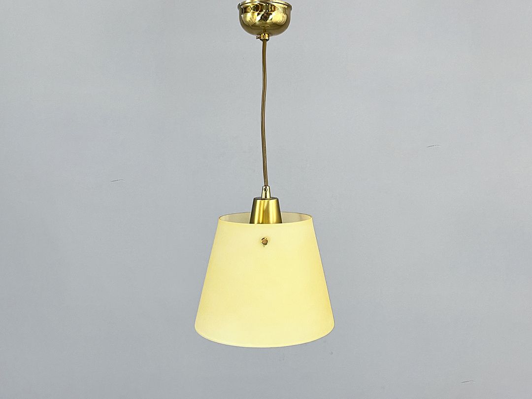 Foto Golden Mid-Century Pendant Lamp with Frosted Glass Shade