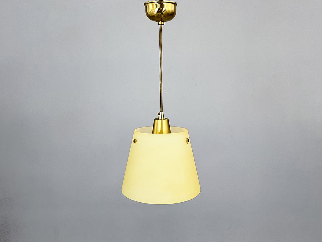 Foto Golden Mid-Century Pendant Lamp with Frosted Glass Shade
