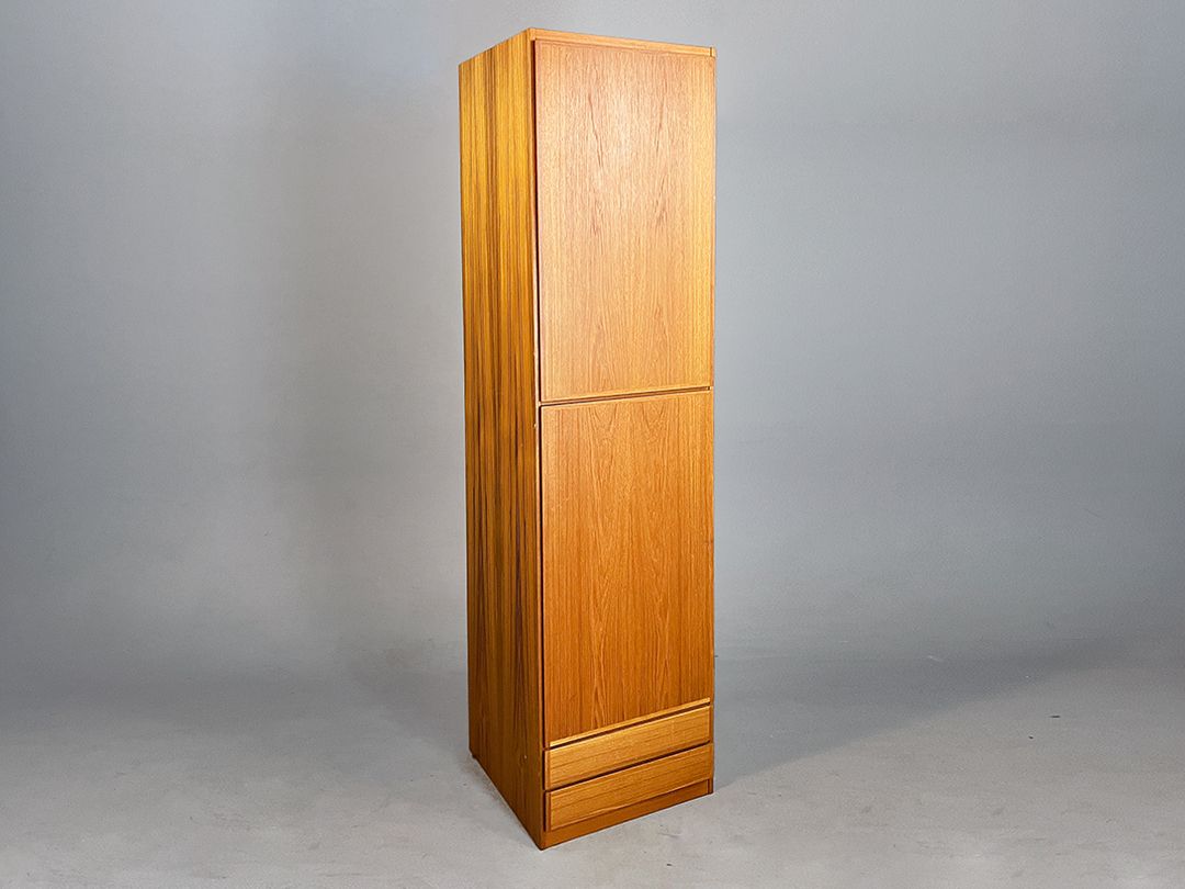 Foto Scandinavian Midcentury High Hall Wardrobe with Drawers h238