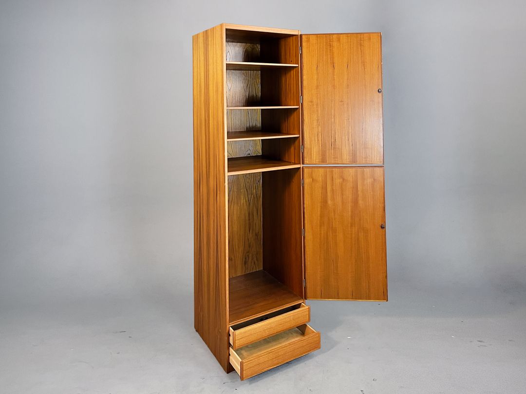 Foto Scandinavian Midcentury High Hall Wardrobe with Drawers h238