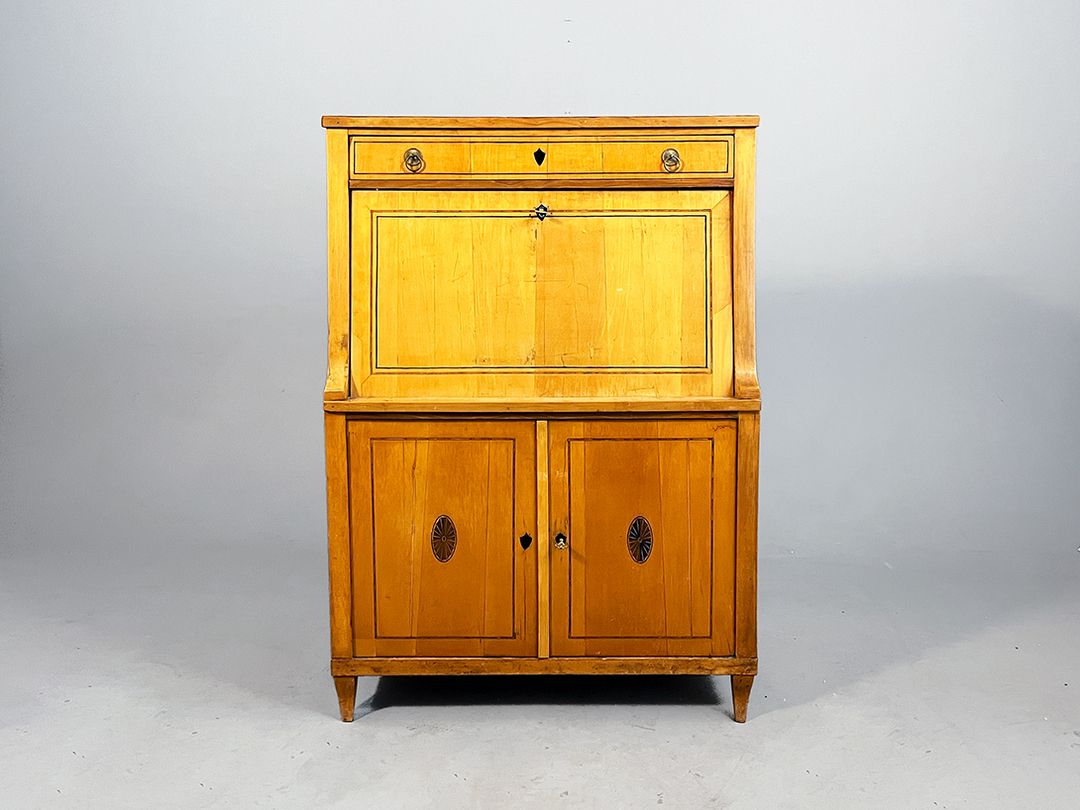 Foto Rustic Turn of the Century Secretary with Lush Green Work Surface h137