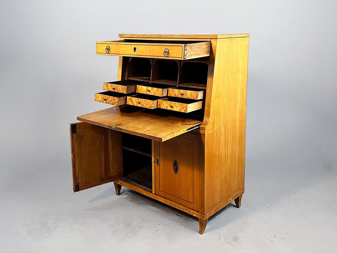 Foto Rustic Turn of the Century Secretary with Lush Green Work Surface h137