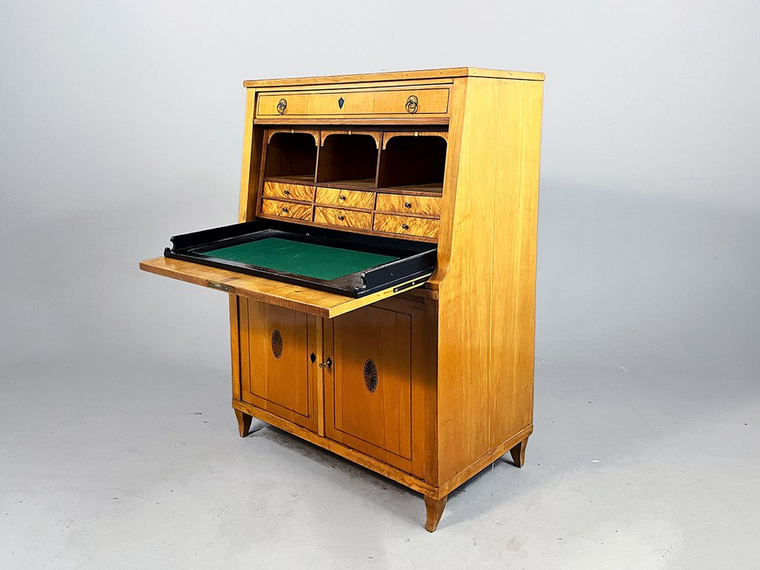 Foto Rustic Turn of the Century Secretary with Lush Green Work Surface h137