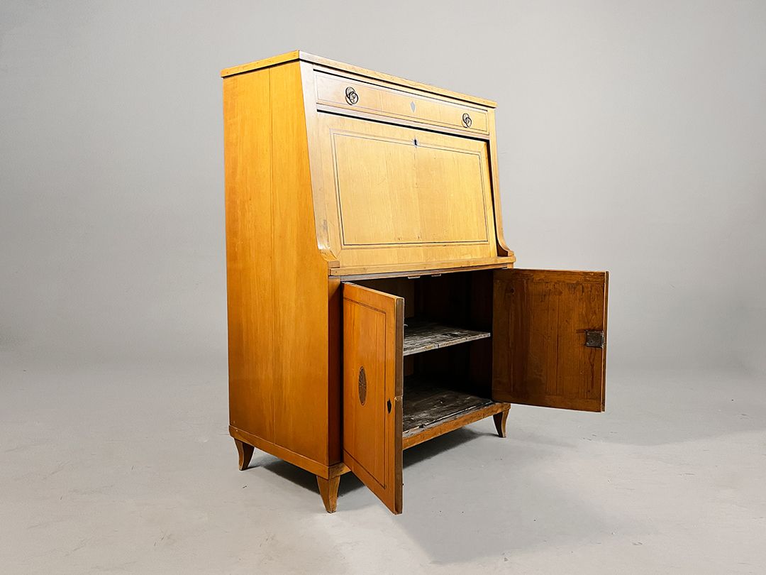 Foto Rustic Turn of the Century Secretary with Lush Green Work Surface h137