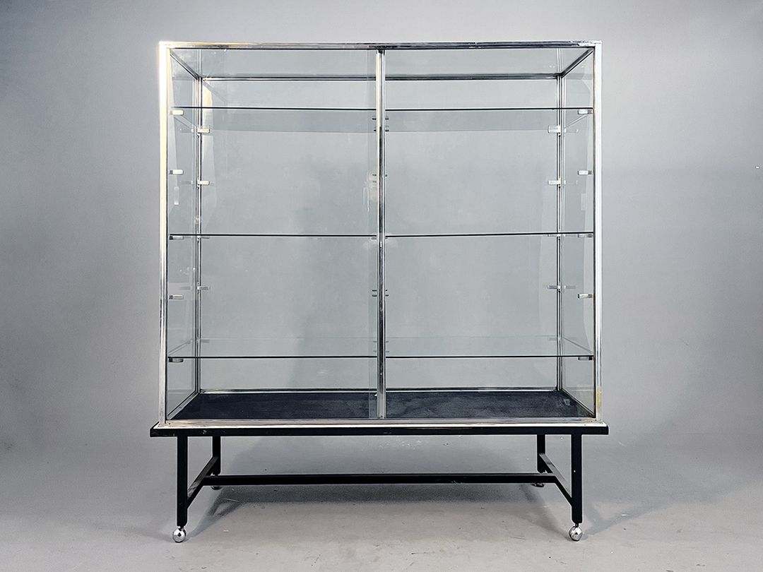 Foto Vitrine Large Showcase On A Mobile Table h183