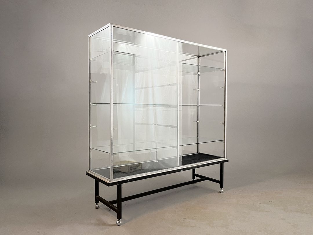 Foto Vitrine Large Showcase On A Mobile Table h183