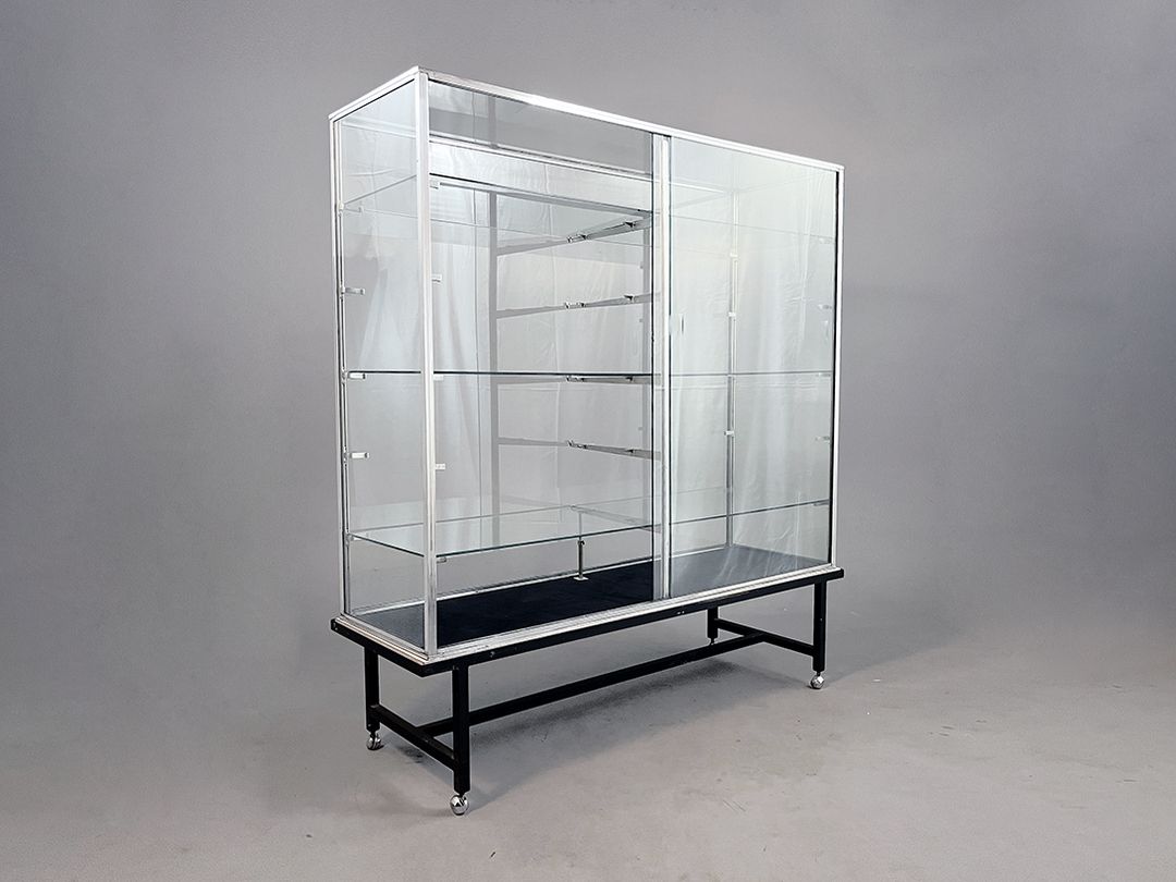 Foto Vitrine Large Showcase On A Mobile Table h183