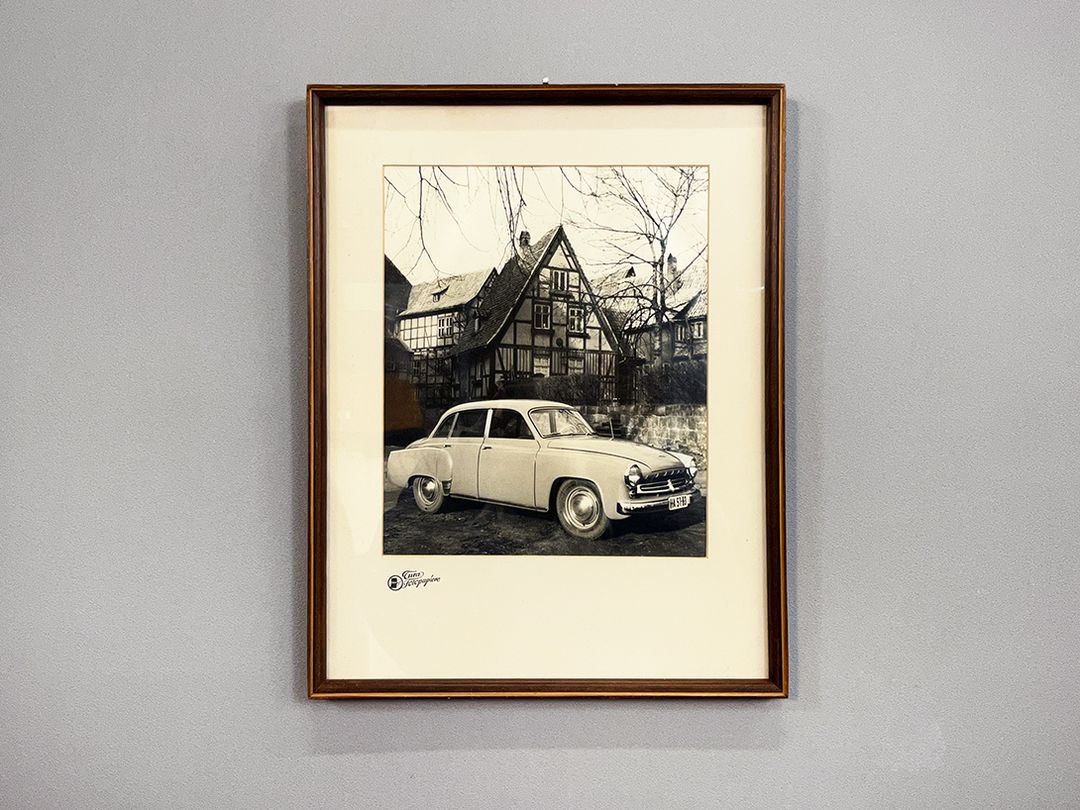 Foto Photography of Wartburg 311 Midcentury Car in Front of a House h47x37 22C17