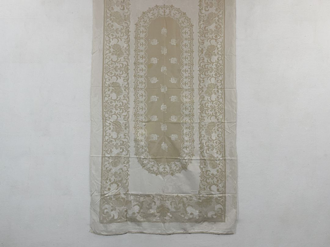 Foto Grandma&#8217;s Golden Tablecloth h210x105