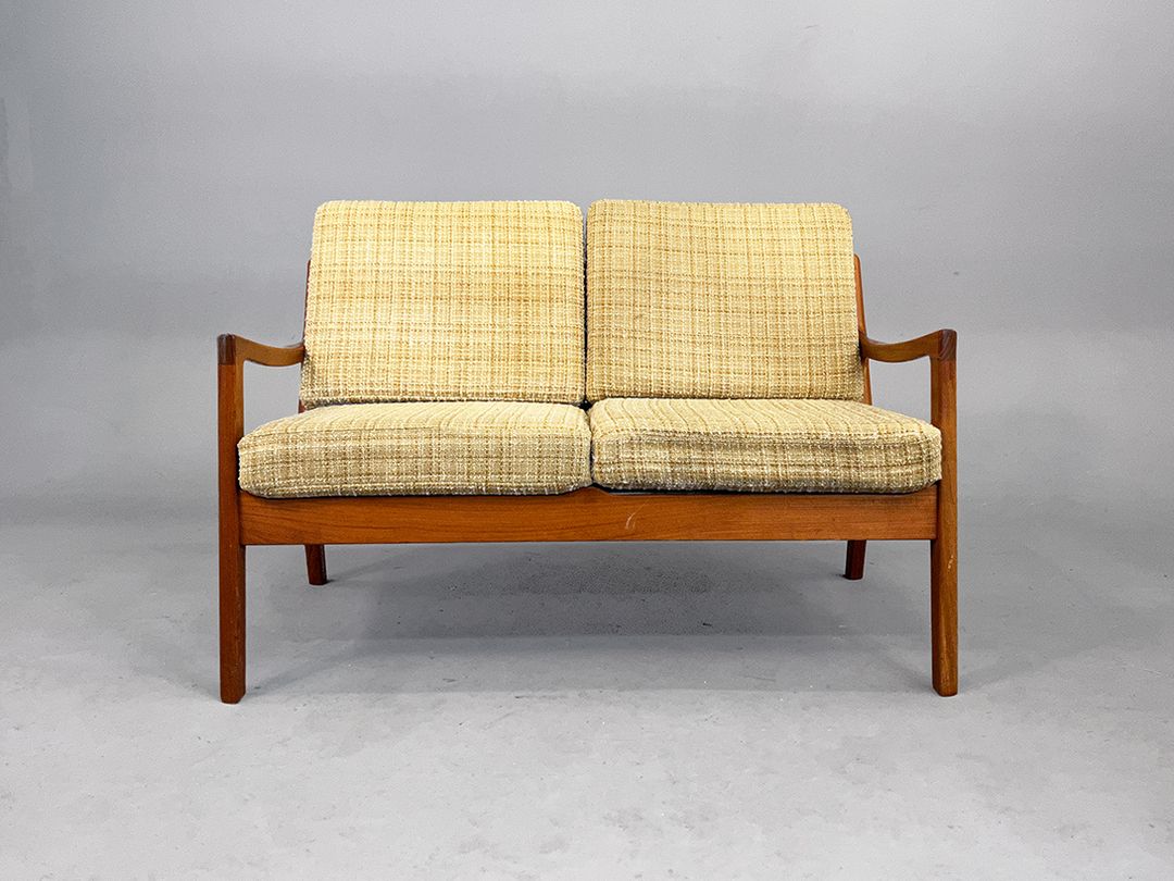 Foto Finn Juhl Rose Wood Sofa with Beige Upholstery