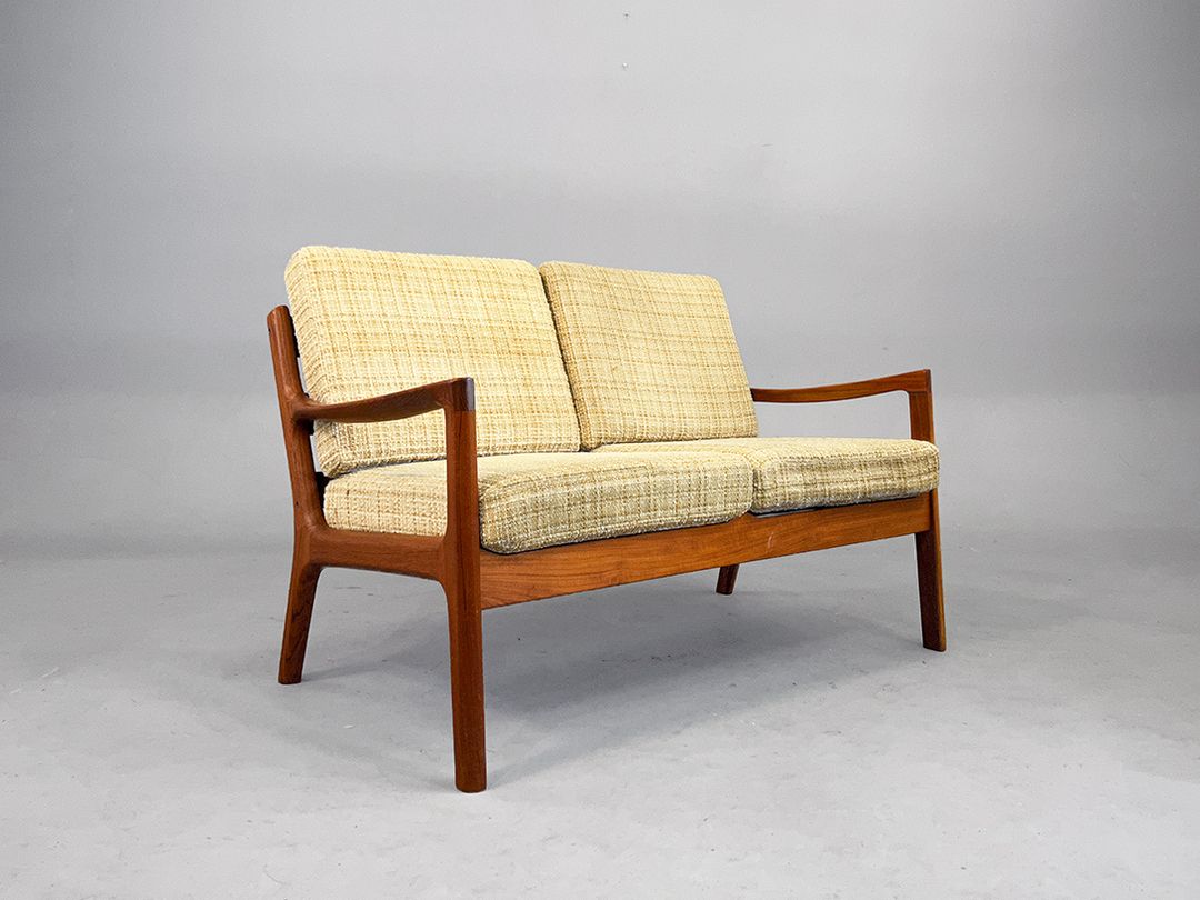 Foto Finn Juhl Rose Wood Sofa with Beige Upholstery