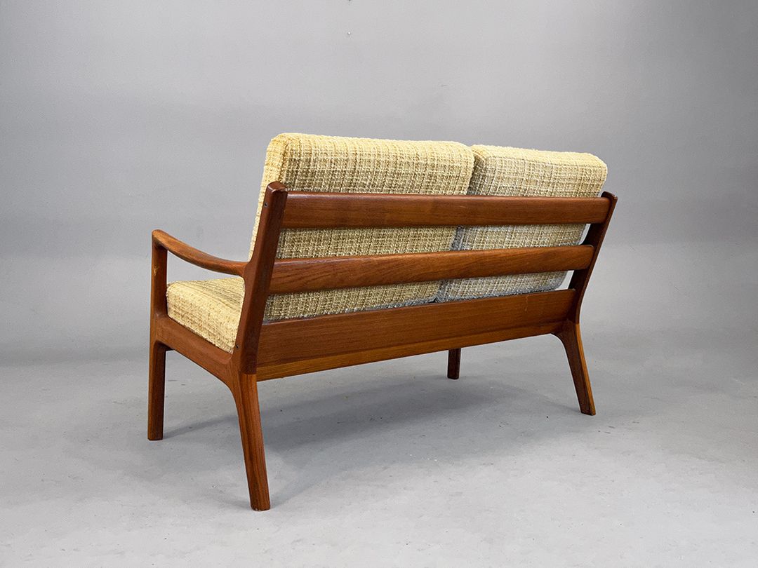 Foto Finn Juhl Rose Wood Sofa with Beige Upholstery