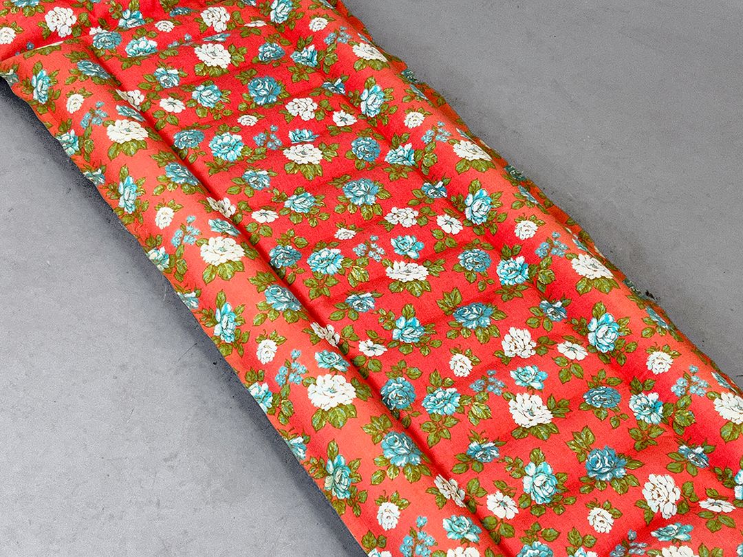 Foto Beautiful Red Air Mattress with White Flower Details L190
