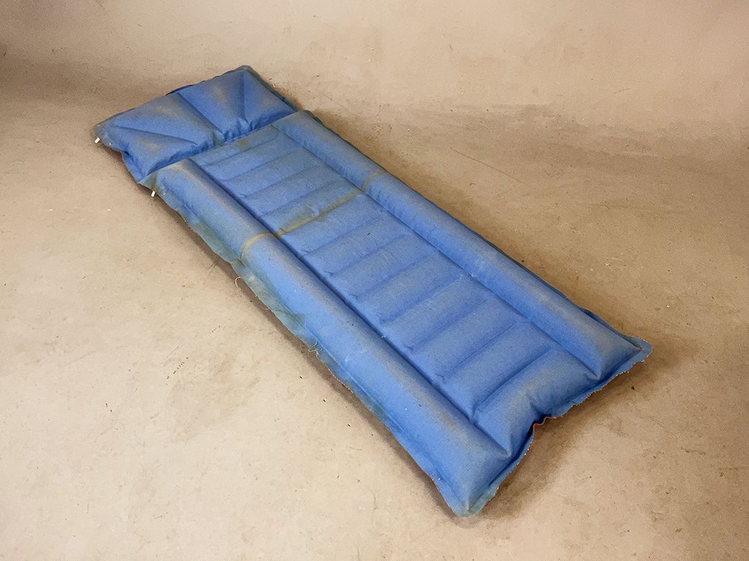 Foto Beautiful Red Air Mattress with White Flower Details L190