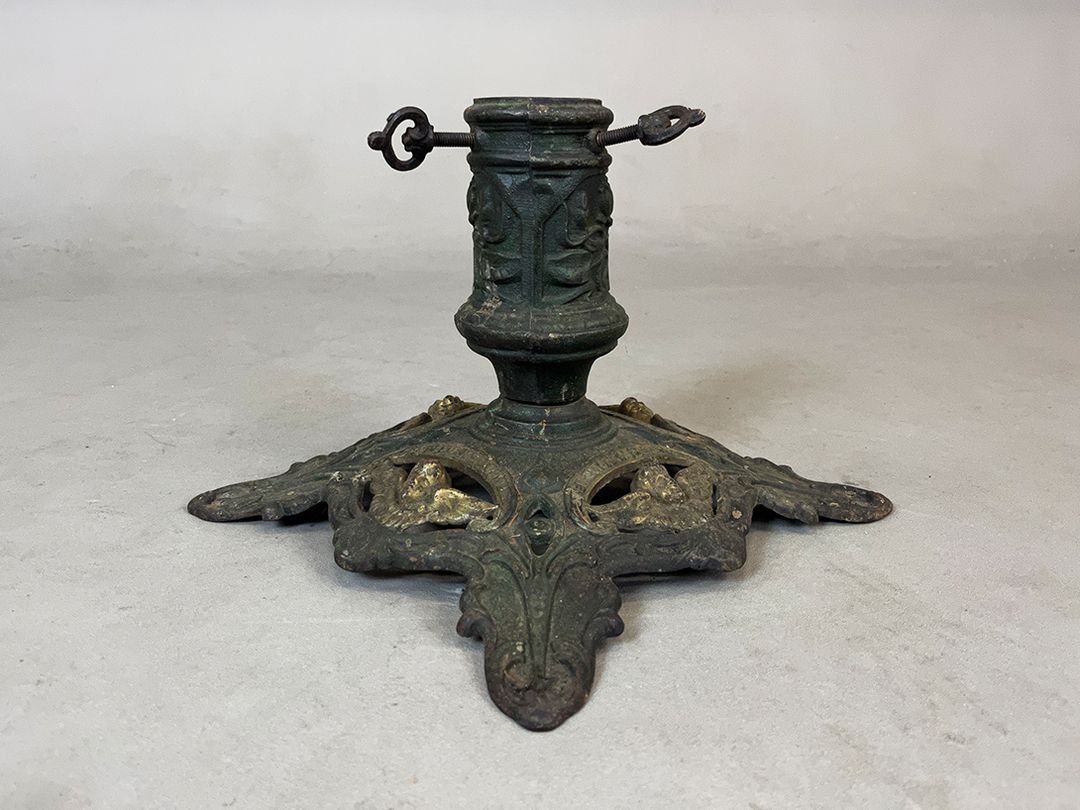 Foto Antique German Rusty Green Christmas Tree Stand