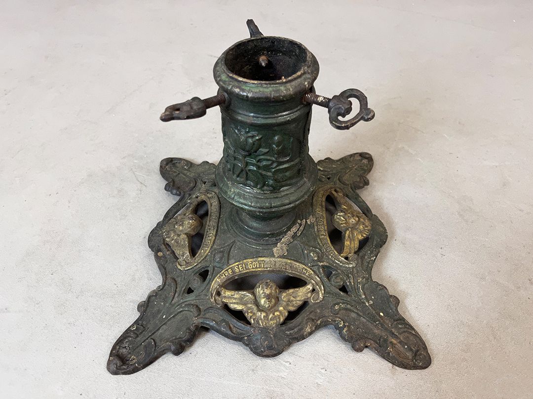 Foto Antique German Rusty Green Christmas Tree Stand