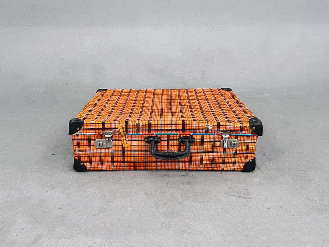 Foto Charming Checkered Travel Suitcase h18x60x45