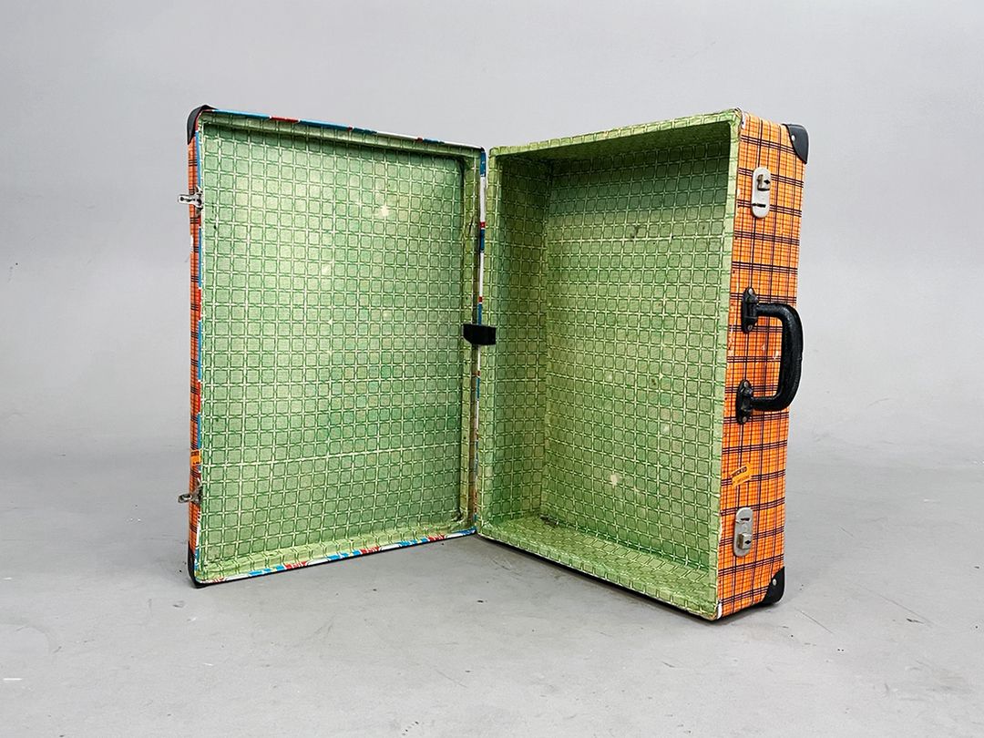 Foto Charming Checkered Travel Suitcase h18x60x45
