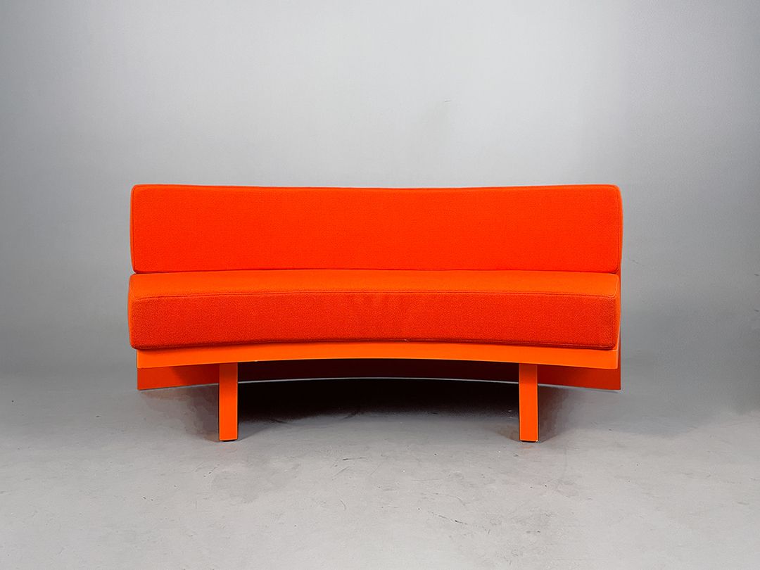 Foto Bright Orange Curved Sofa h76x172