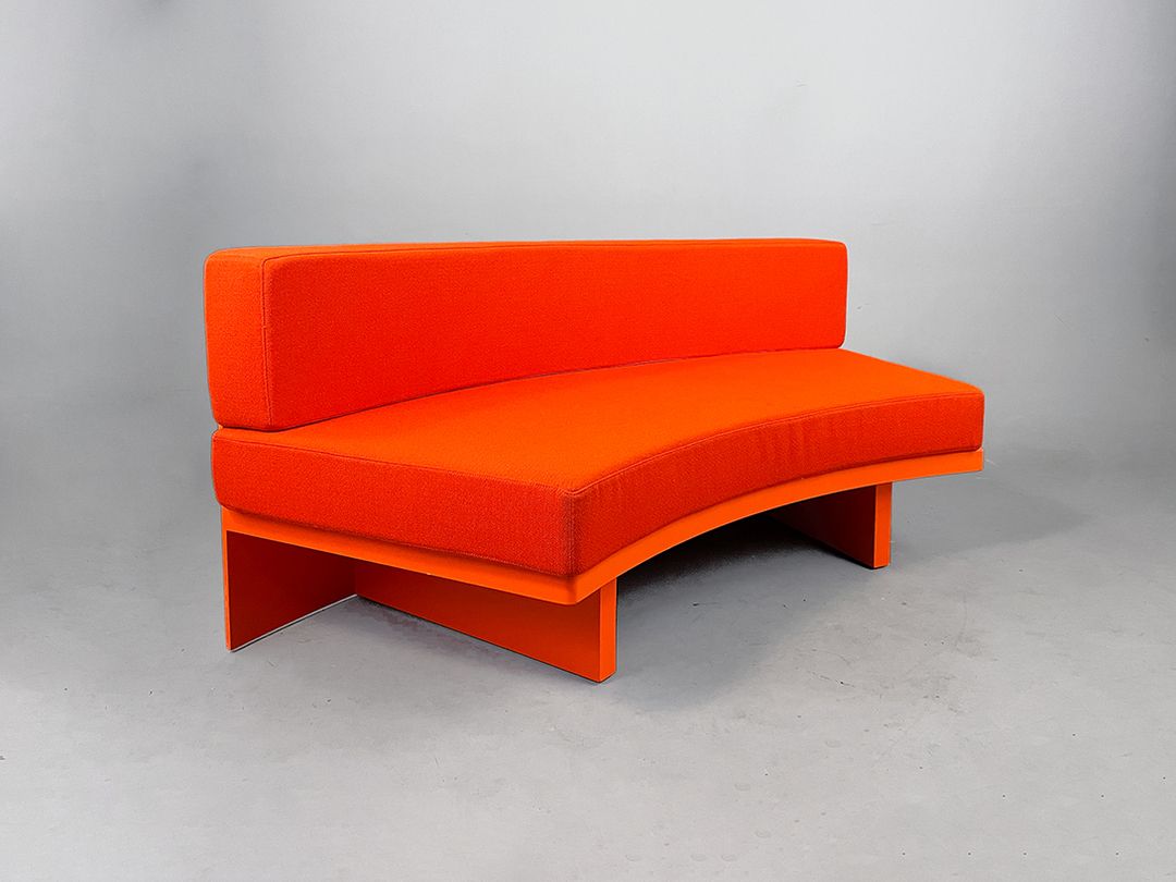 Foto Bright Orange Curved Sofa h76x172