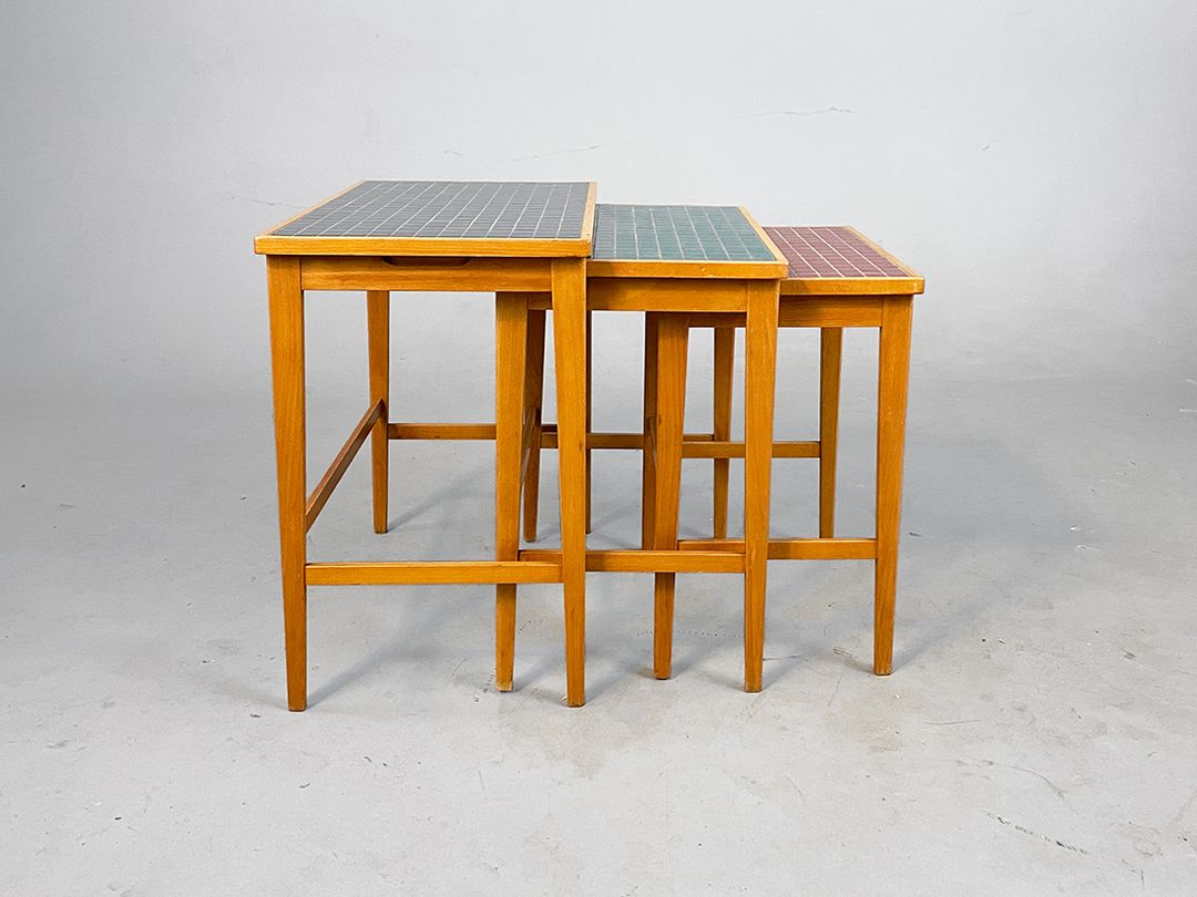 Foto Set of Three Mosaic Nesting Tables AB Tidaholms Möbelfabrik h50-55&#215;40-55&#215;30-35