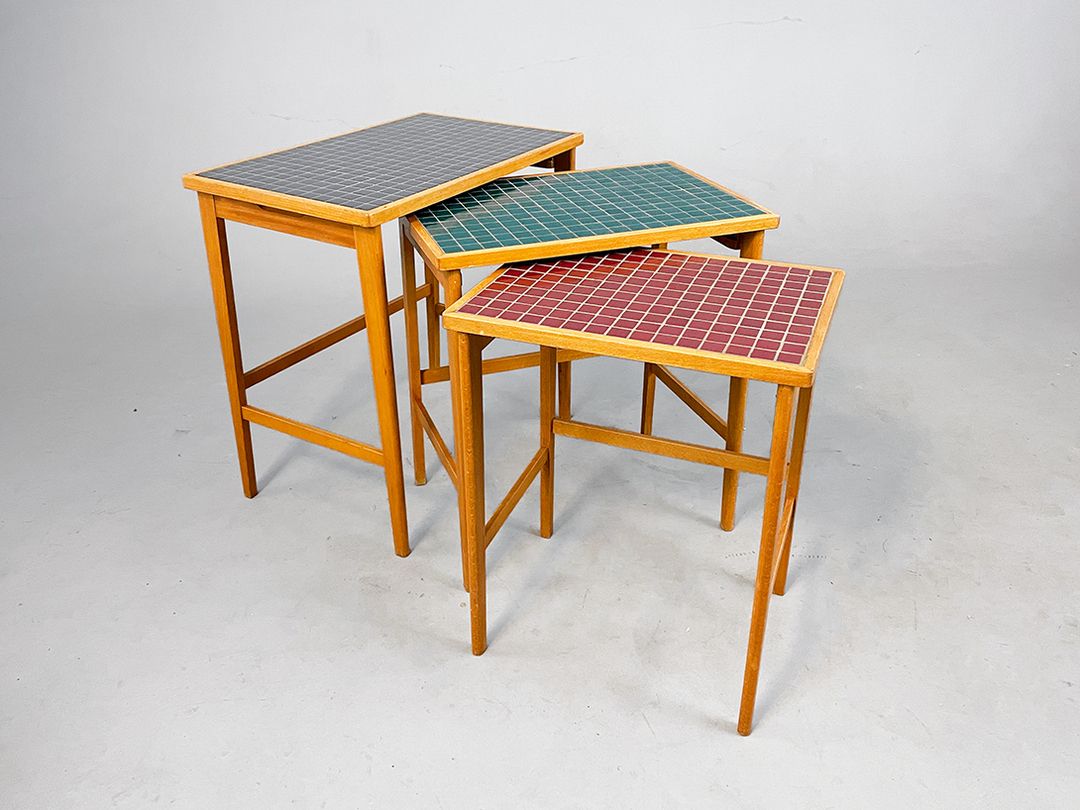 Foto Set of Three Mosaic Nesting Tables AB Tidaholms Möbelfabrik h50-55&#215;40-55&#215;30-35