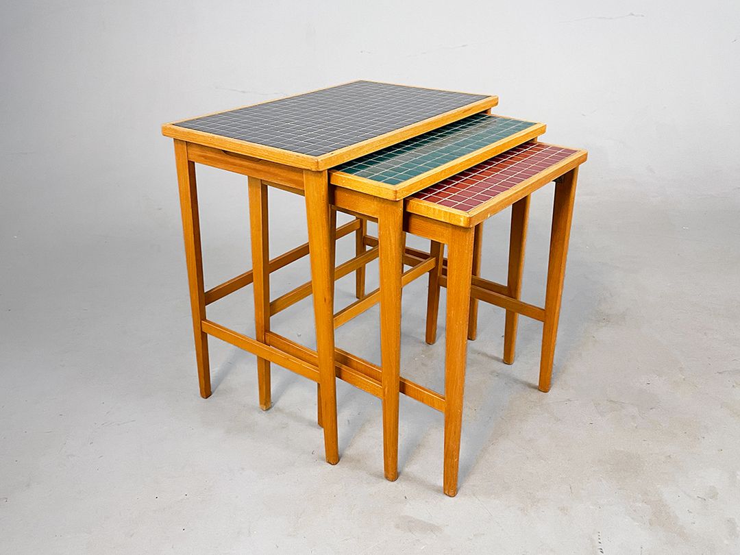 Foto Set of Three Mosaic Nesting Tables AB Tidaholms Möbelfabrik h50-55&#215;40-55&#215;30-35